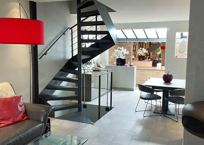 Charming Townhouse With Garden In The City Of Love