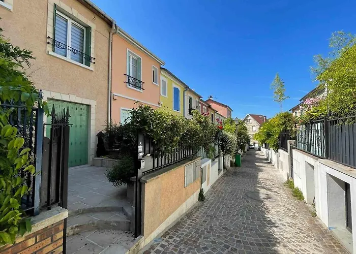 Charming Townhouse With Garden In The City Of Love