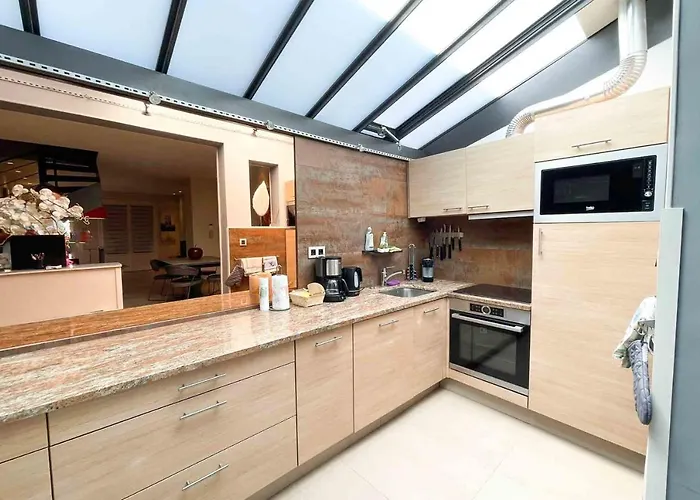 Charming Townhouse With Garden In The City Of Love